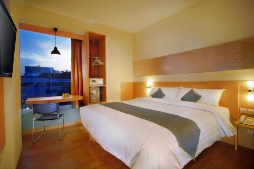 Neo Hotel Melawai by ASTON客房内的一张或多张床位