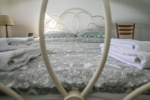 萨顿Double bedroom in ashared flat的一间卧室配有一张白色床架的床
