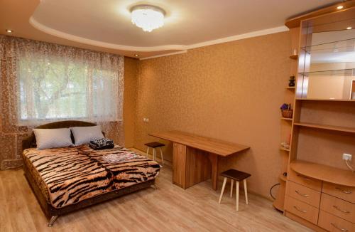 切尔卡瑟Апартаменты Deluxe的一间卧室配有一张床和一张书桌
