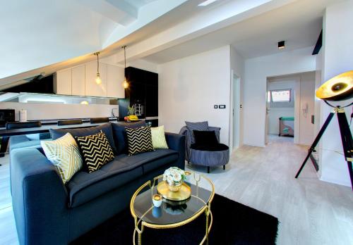 莫斯塔尔Luxury apartment CRYSTAL的客厅配有蓝色的沙发和桌子
