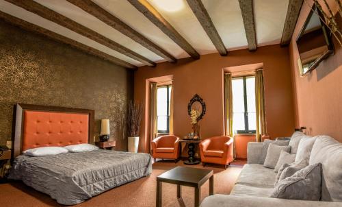 卢布林香草酒店的一间卧室配有一张床和一张沙发