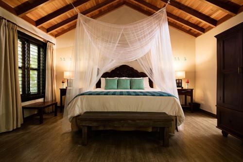蒂卡尔蒂卡尔丛林小屋酒店的一间卧室配有一张带天蓬的床