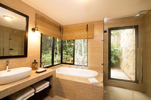 蒂卡尔蒂卡尔丛林小屋酒店的带浴缸、水槽和淋浴的浴室