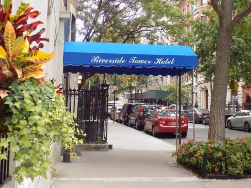 纽约河畔阁酒店的街道旁人行道上的蓝伞