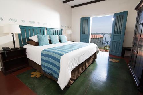 弗洛勒斯弗洛雷斯德岛酒店的一间卧室设有一张大床和一个大窗户