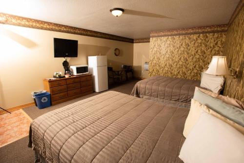 马塞纳蓝色云杉汽车旅馆的酒店客房设有两张床和一台平面电视。