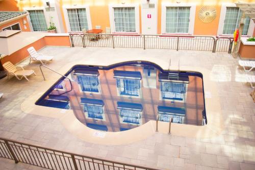 华雷斯城华雷斯城易留酒店的一座建筑物中央的游泳池