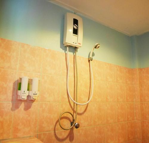 皮皮岛吉普赛海景度假酒店的带淋浴喷头的浴室