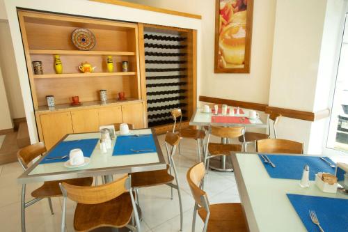蒙特雷蒙特雷中心贝斯特韦斯特酒店的餐厅内带桌椅的用餐室