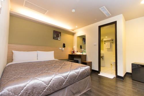 台中市巧合大饭店的一间酒店客房 - 带一张床和一间浴室