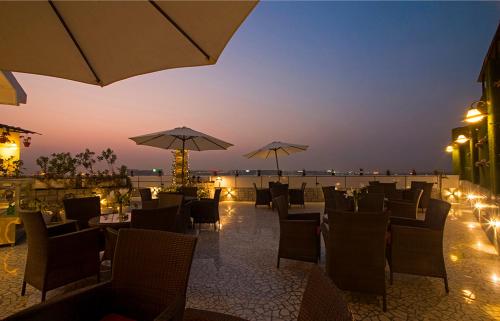 新德里Hotel Shanti Palace Mahipalpur的晚上则设有一间享有海景的餐厅