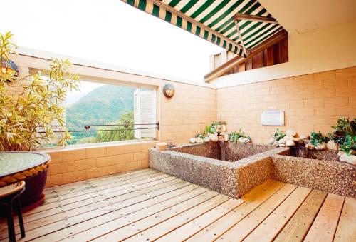 乌来祕境花园温泉会馆 的带浴缸和大窗户的大浴室