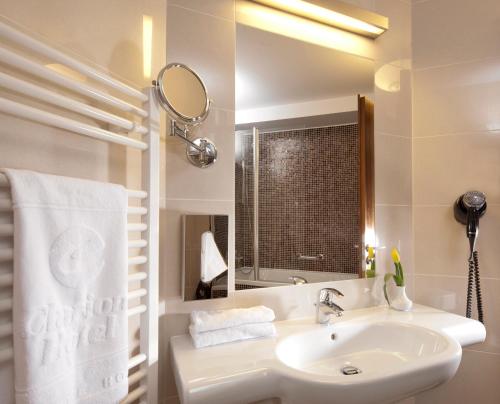 俄斯特拉发俄斯特拉发克拉丽奥酒店的白色的浴室设有水槽和镜子