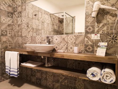 圣玛丽亚Sobrado Boutique Hotel的一间带水槽和镜子的浴室