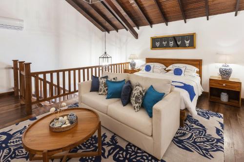 高尔Yara Galle Fort的客厅配有床和沙发