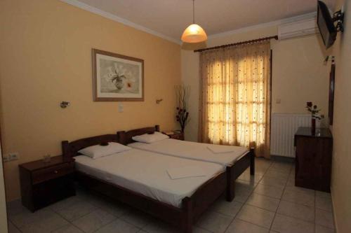 普拉塔里亚阿尔米尼公寓的一间卧室设有一张大床和一个窗户。