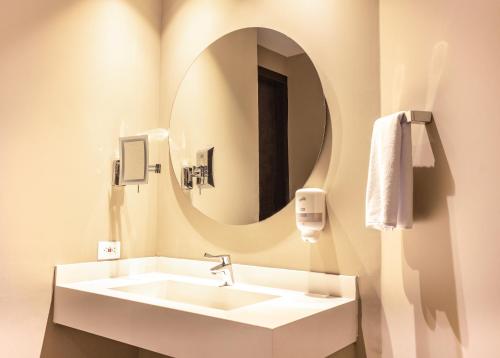 伊瓦格Hotel F25的一间带水槽和镜子的浴室