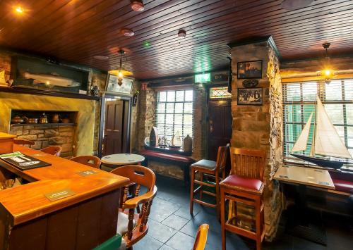 TeelinThe Rusty Mackerel的餐厅设有酒吧和桌椅