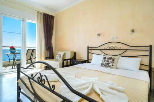 利迈纳里亚Villa Mare Nostrum的酒店客房设有一张床和一个阳台。