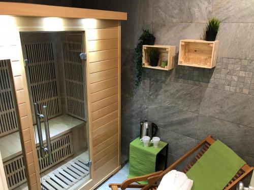 米兰Warrest - Short Rent Apartments的带淋浴和绿桌的客房