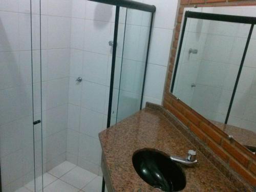 穆库里Pousada Kantuta的浴室配有盥洗盆和带镜子的淋浴