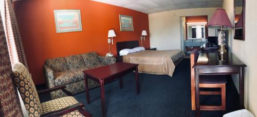 特克萨卡纳特克萨卡纳行政汽车旅馆的酒店客房设有一间带一张床和一张沙发的卧室