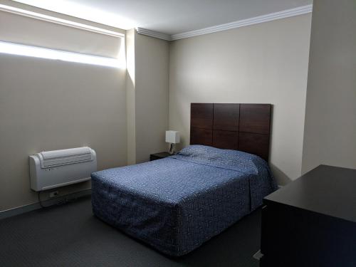 悉尼The Bexley Motel的一间小卧室,配有床和窗户