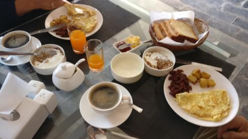 班迪普尔班迪波卡辛宾馆的桌上摆着早餐食品盘和咖啡
