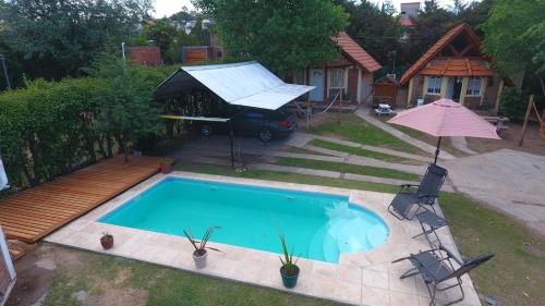 维拉卡洛斯帕兹Cabañas el Fantasio的后院游泳池的顶部景色