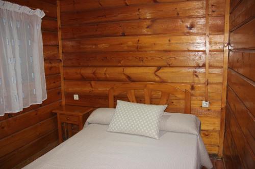莫拉塔利亚拉普埃尔塔营地的小木屋内一间卧室,配有一张床