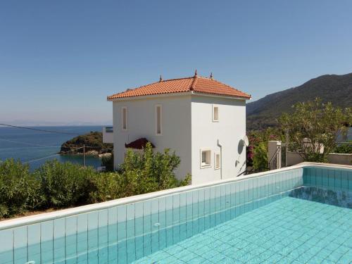 Agía ParaskevíBeautiful Villa in Agia Paraskevi Samos的一座带游泳池和房子的别墅