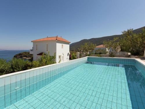 Agía ParaskevíBeautiful Villa in Agia Paraskevi Samos的景观别墅内的游泳池