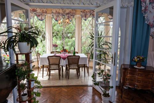 多瑙凯西Kikelet Panzio的一间带桌椅和窗户的用餐室