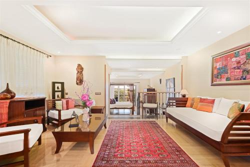 马贝拉马贝拉高地精品酒店的客厅配有床、沙发和桌子