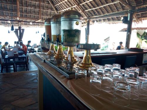 南威Amaan Beach Bungalows的餐厅柜台上带玻璃杯的酒吧