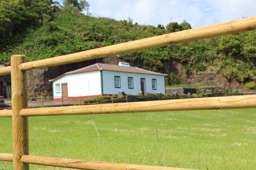Santo EspíritoCasa da Avó - Turismo Rural的带有房屋的木栅栏