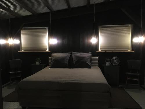 韦斯普洪思维克乡村民宿的一间卧室设有一张大床和两个窗户。