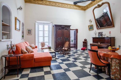 塞维利亚Suites Machado的客厅配有沙发和桌子