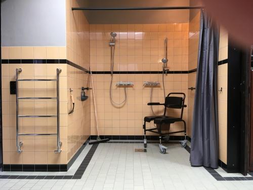 韦斯普洪思维克乡村民宿的带淋浴和黑椅的浴室