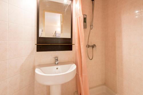 伊帕尼普莱米尔克拉西安纳西北酒店 - 埃帕尼的浴室配有盥洗盆和带镜子的淋浴