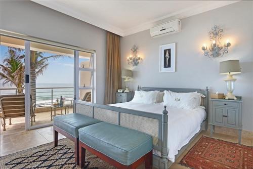 巴利托威瑟酒店的一间卧室配有一张床,享有海景