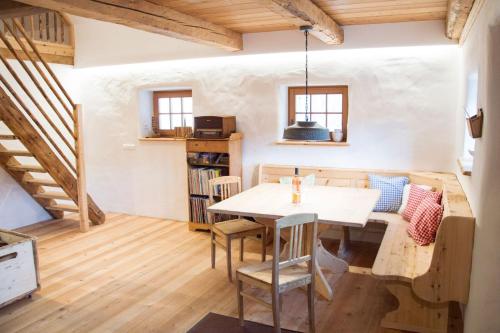 DiemlernGesindehaus的一间带桌子和沙发的用餐室