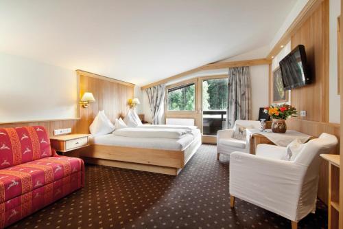 埃尔毛埃尔毛佛伦霍夫田野酒店的酒店客房,设有两张床和一张沙发