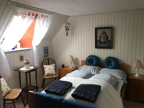 洛肯Løkken Farm Holiday的一间卧室配有一张带蓝色枕头的床。