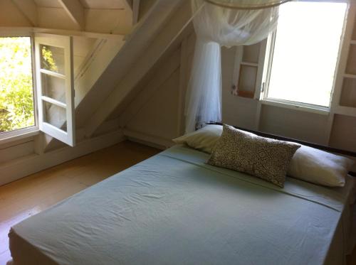 Five Islands VillageSpice Cottage的配有2扇窗户的客房内的1张床
