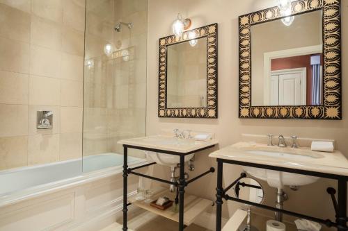 伦敦皇家公园酒店的浴室设有2个水槽、镜子和浴缸。