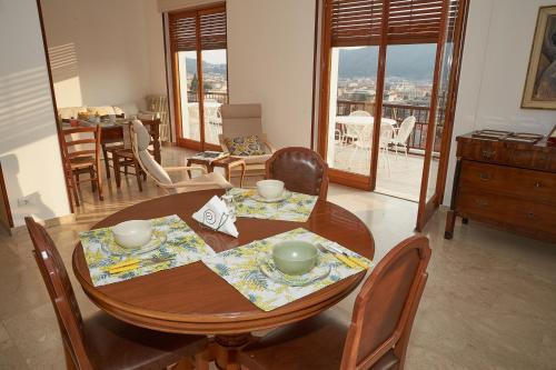 科莫Aerie Esmeralda的享有美景的带桌椅的用餐室