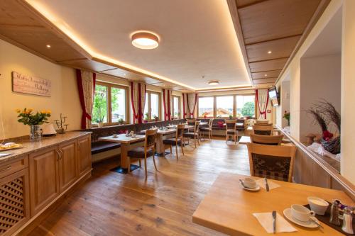 佩尔蒂绍马克森霍夫膳食公寓的餐厅设有桌椅和窗户。