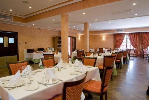 圣阿古斯丁-德瓜达利克斯Hotel Casa José Díaz的一间设有白色桌椅的用餐室