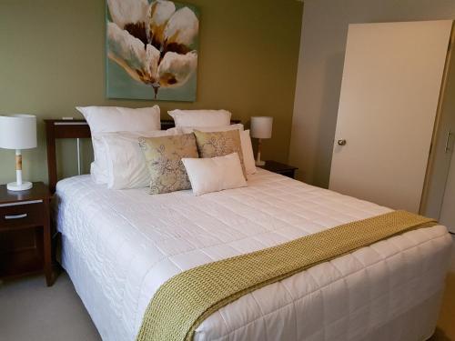 帕瓦努伊帕瓦努伊海风度假公寓的卧室配有带枕头的大型白色床